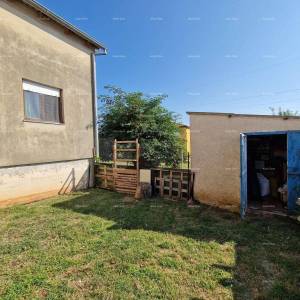 Prodaje se samostojeća prizemnica sa dva stana, 181 m2,  Banjole