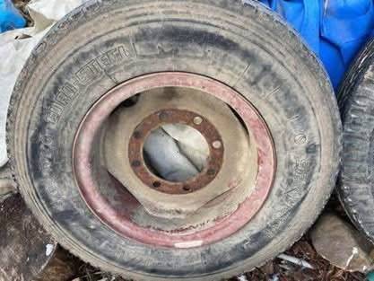 prodajem 2 felge 20 cola 8x275 sa gumama