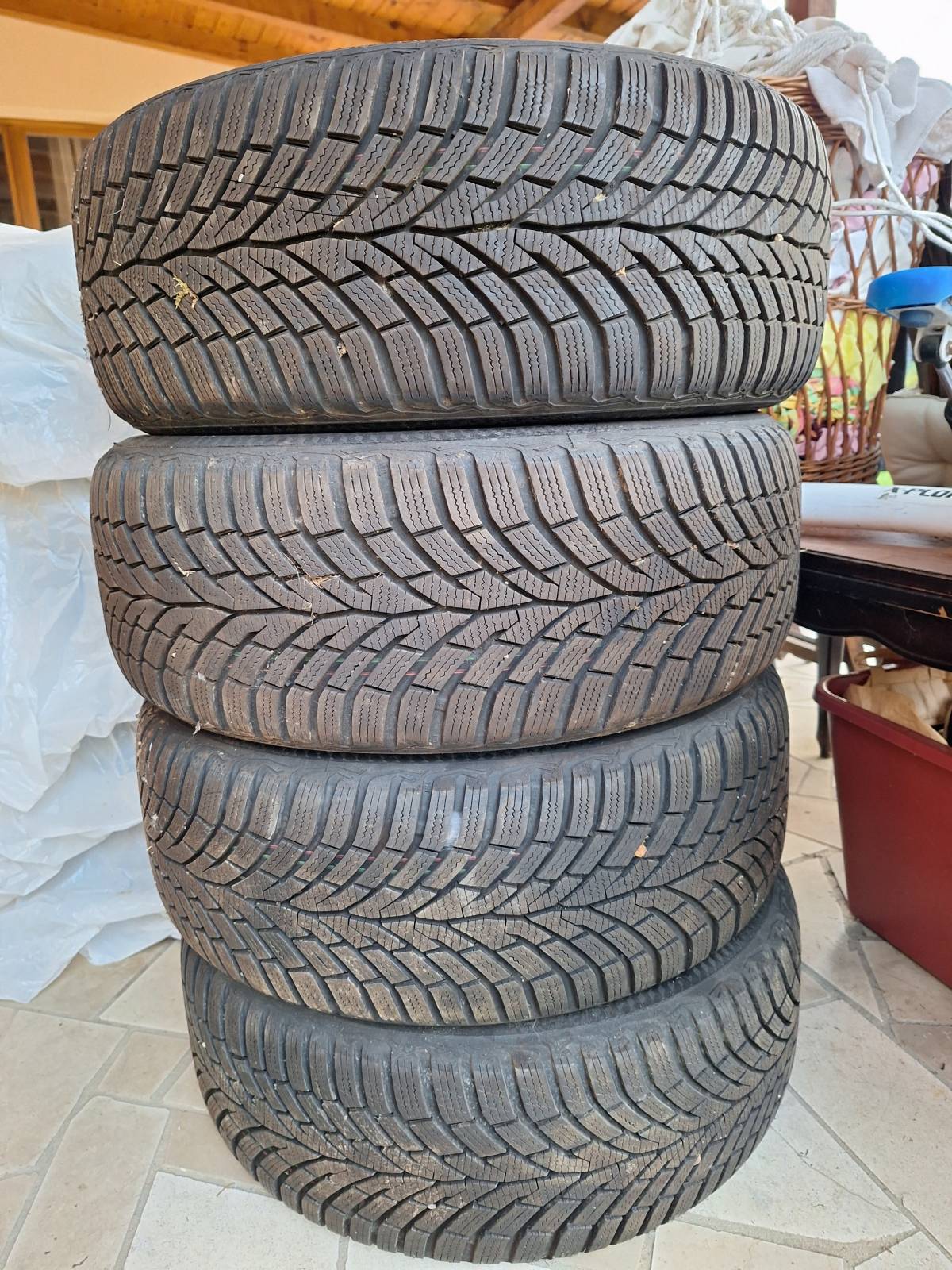 Prodajem 4 zimske Continental gume 225/50 R 17