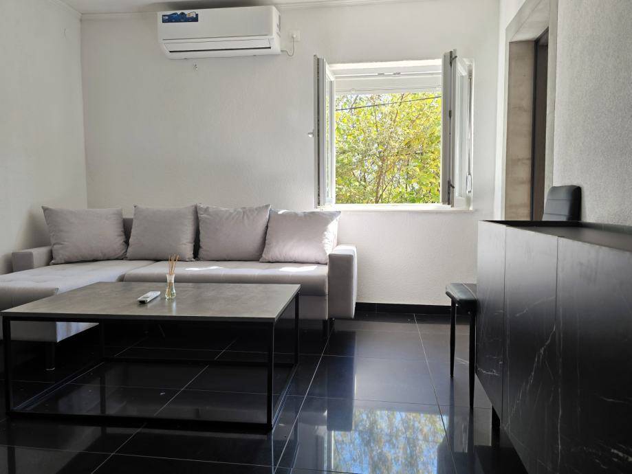 Prodajem stan s dvije spavaće sobe, Sinj, Glavice, 57.00 m2
