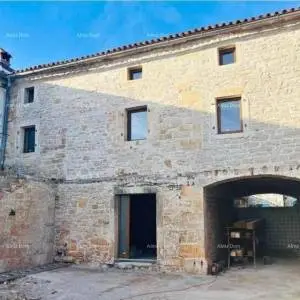 Prodajemo kamenu kuću u blizini Poreča, Sveti Lovreč.
