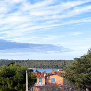 Prodajemo stan u novoj zgradi u Banjolama.