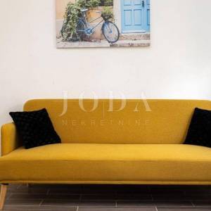 Prodaju se dvije etaže kuće blizu centra i plaže – idealno za život ili investiciju!