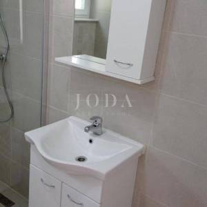 Prodaju se dvije etaže kuće blizu centra i plaže – idealno za život ili investiciju!