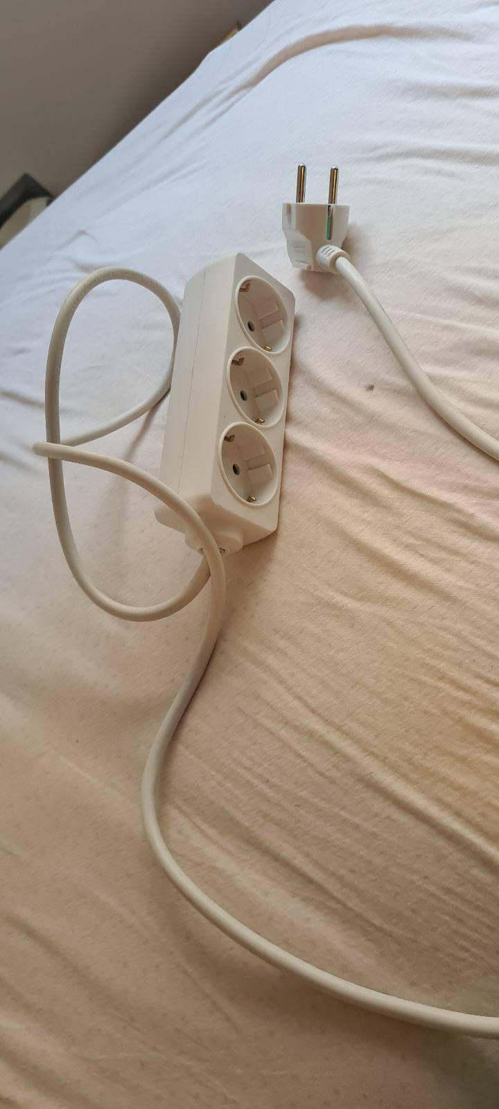 Produžni kabel od 3 rupe. 1.5 m dug.