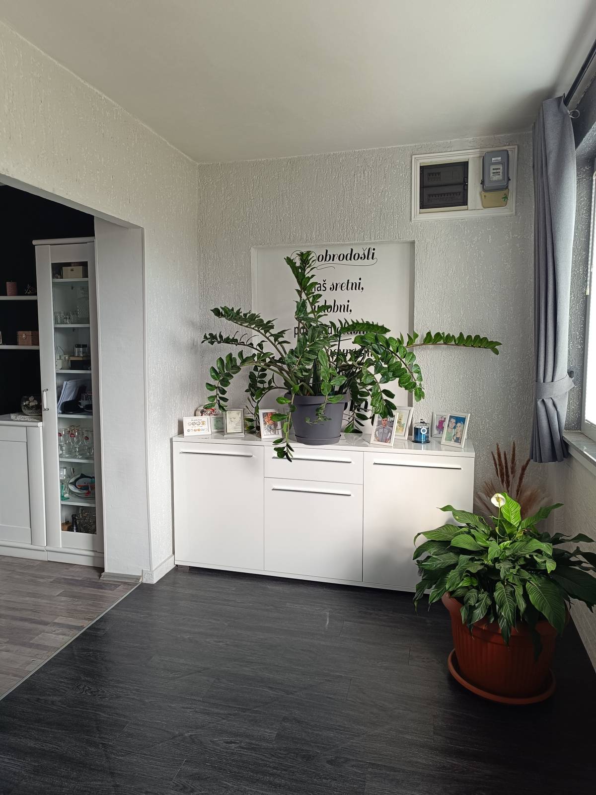 Prostran trosoban stan sa dvorištem i konobom