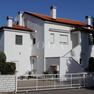 Prostrana kuća s 4 stana - Malinska