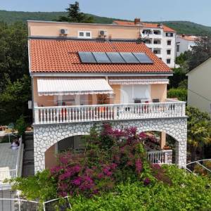 Prostrana kuća s 5 apartmana, 100 m od mora – idealna za turizam!