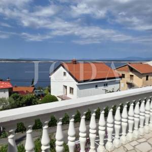 Prostrana kuća s 5 apartmana, 100 m od mora – idealna za turizam!