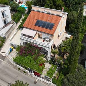 Prostrana kuća s 5 apartmana, 100 m od mora – idealna za turizam!