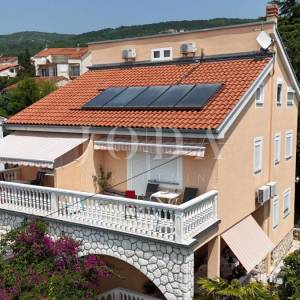 Prostrana kuća s 5 apartmana, 100 m od mora – idealna za turizam!