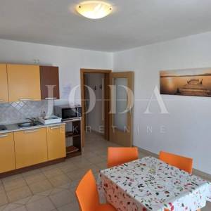 Prostrana kuća s 5 apartmana, 100 m od mora – idealna za turizam!