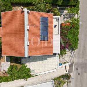 Prostrana kuća s 5 apartmana, 100 m od mora – idealna za turizam!
