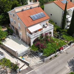 Prostrana kuća s 5 apartmana, 100 m od mora – idealna za turizam!