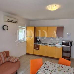 Prostrana kuća s 5 apartmana, 100 m od mora – idealna za turizam!
