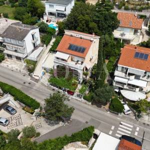 Prostrana kuća s 5 apartmana, 100 m od mora – idealna za turizam!