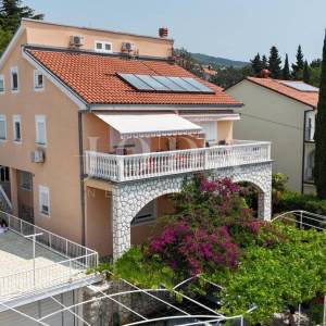 Prostrana kuća s 5 apartmana, 100 m od mora – idealna za turizam!