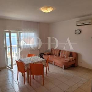 Prostrana kuća s 5 apartmana, 100 m od mora – idealna za turizam!