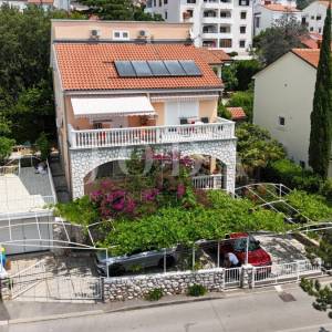 Prostrana kuća s 5 apartmana, 100 m od mora – idealna za turizam!