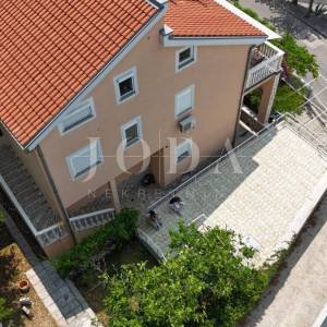 Prostrana kuća s 5 apartmana, 100 m od mora – idealna za turizam!