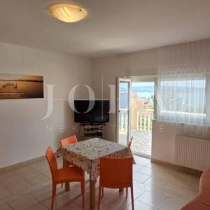 Prostrana kuća s 5 apartmana, 100 m od mora – idealna za turizam!