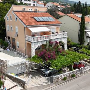 Prostrana kuća s 5 apartmana, 100 m od mora – idealna za turizam!
