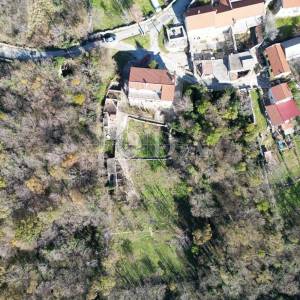 Prostrana kuća s vrtom, potencijalom proširenja i spremna za ulaganje: Vaše idealno utočište u Driveniku