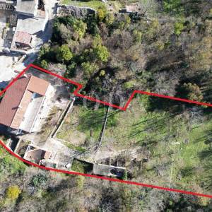 Prostrana kuća s vrtom, potencijalom proširenja i spremna za ulaganje: Vaše idealno utočište u Driveniku