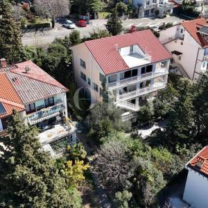 Prostrana kuća u Crikvenici – Idealna investicija za turizam