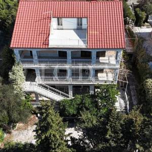 Prostrana kuća u Crikvenici – Idealna investicija za turizam