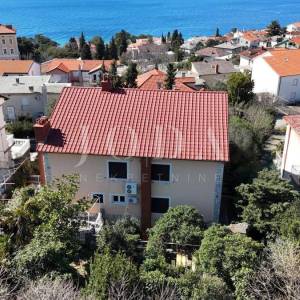 Prostrana kuća u Crikvenici – Idealna investicija za turizam