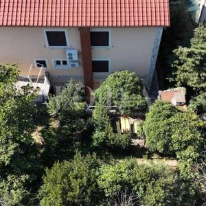 Prostrana kuća u Crikvenici – Idealna investicija za turizam