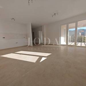 Prostrani stan 200m od mora 