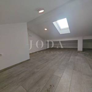 Prostrani stan 200m od mora 
