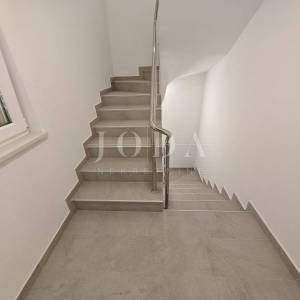 Prostrani stan 200m od mora 