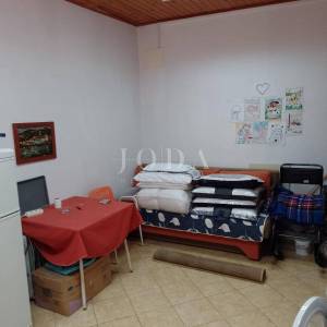 Prostrani stan s pogledom na more i garažom u Crikvenici