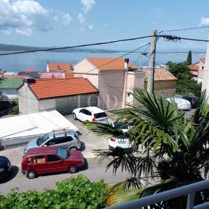 Prostrani stan s pogledom na more i garažom u Crikvenici