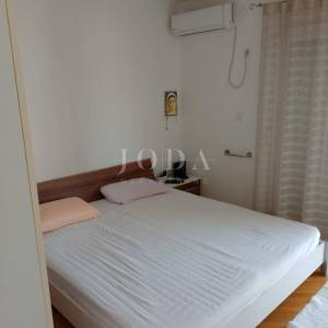 Prostrani stan s pogledom na more i garažom u Crikvenici