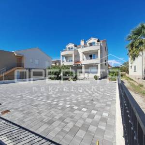 Prvi red do mora, 6 apartmana, Rogoznica!