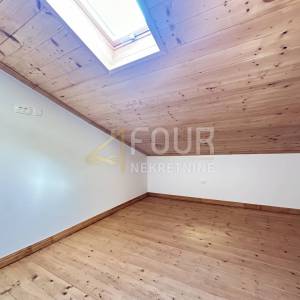 Pula, Monte Zaro, dvije kuće - tri stambene jedinice, 251m2