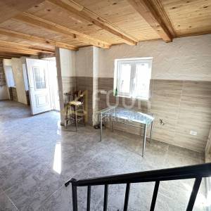 Pula, Monte Zaro, dvije kuće - tri stambene jedinice, 251m2