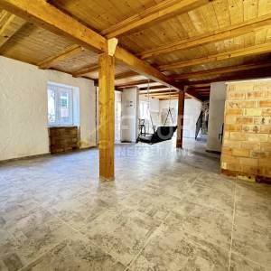 Pula, Monte Zaro, dvije kuće - tri stambene jedinice, 251m2