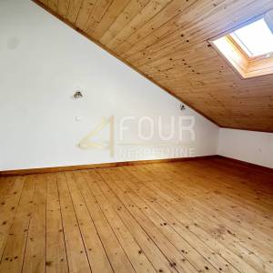 Pula, Monte Zaro, dvije kuće - tri stambene jedinice, 251m2