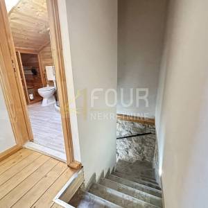Pula, Monte Zaro, dvije kuće - tri stambene jedinice, 251m2