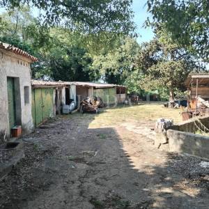 Pula, okolica, građevinsko zemljište sa postojećim objektom