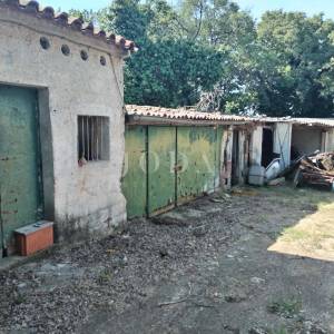 Pula, okolica, građevinsko zemljište sa postojećim objektom