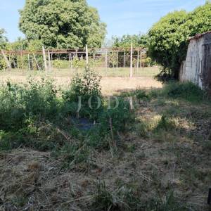 Pula, okolica, građevinsko zemljište sa postojećim objektom