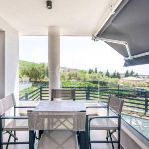 Punat - apartman u prizemlju s bazenom i okućnicom