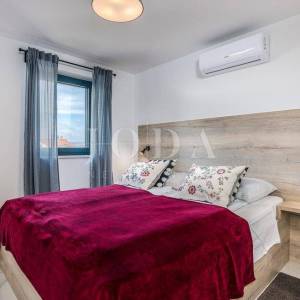Punat - apartman u prizemlju s bazenom i okućnicom