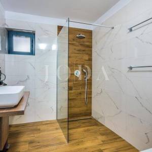 Punat - apartman u prizemlju s bazenom i okućnicom